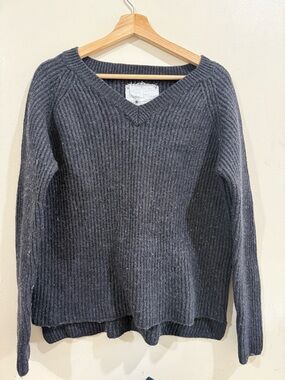 AMATEURS ibbed V-Neck Sweater in Charcoal Gray